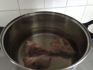 1、【冬瓜薏米猪骨汤】·利尿祛湿、美容瘦身、消除水肿,猪大骨切开，焯水