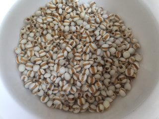 2、【冬瓜薏米猪骨汤】·利尿祛湿、美容瘦身、消除水肿,薏米洗净，提前浸泡一小时