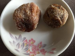 3、【冬瓜薏米猪骨汤】·利尿祛湿、美容瘦身、消除水肿,备两颗蜜枣，没有也可以完全省略。