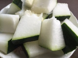 5、【冬瓜薏米猪骨汤】·利尿祛湿、美容瘦身、消除水肿,冬瓜带皮切成3-4厘米厚度的块。