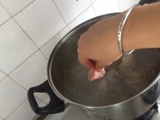 7、【冬瓜薏米猪骨汤】·利尿祛湿、美容瘦身、消除水肿,先用大火熬煮骨头，沸腾大约十分钟加人瘦肉块