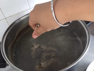 9、【冬瓜薏米猪骨汤】·利尿祛湿、美容瘦身、消除水肿,下薏米