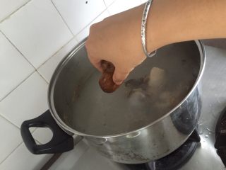 10、【冬瓜薏米猪骨汤】·利尿祛湿、美容瘦身、消除水肿,下蜜枣，接着盖盖子，闷煮一小时