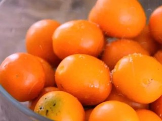 1、手把手教你做冰糖金桔,看完你就会!别再出去买了！,金橘洗净，撒入盐，揉搓去蜡 