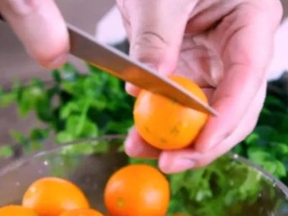 2、手把手教你做冰糖金桔,看完你就会!别再出去买了！,金橘两面划十字刀