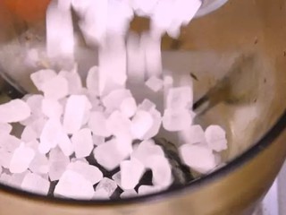 3、手把手教你做冰糖金桔,看完你就会!别再出去买了！,锅中倒入冰糖