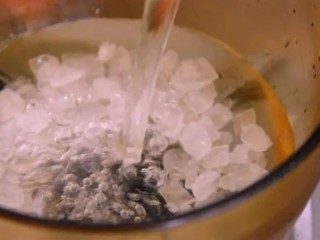 4、手把手教你做冰糖金桔,看完你就会!别再出去买了！,倒入清水煮沸