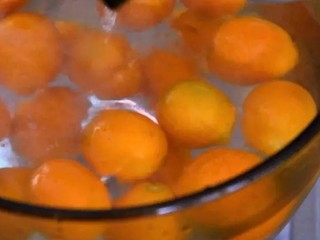 5、手把手教你做冰糖金桔,看完你就会!别再出去买了！,倒入金橘，大火煮沸后，转小火煮30分钟