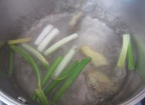 2、鸡丝麻酱辣拌面,姜片葱段煮10分钟出香味