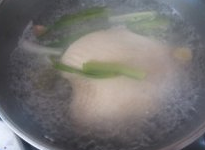 3、鸡丝麻酱辣拌面,加入鸡胸脯肉煮20分钟关火，加盖子闷20分钟。