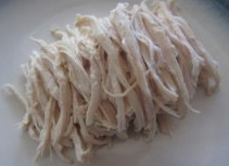 4、鸡丝麻酱辣拌面,捞起放冷，去皮后，把鸡肉顺着纹路撕成细条备用。