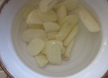 5、鸡丝麻酱辣拌面,拌面料做法：蒜切片，用开水从泡出蒜味，成蒜水备用。