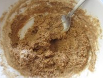 6、鸡丝麻酱辣拌面,芝麻酱用麻油调开，加点糖调味。