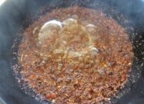 7、鸡丝麻酱辣拌面,辣椒末用滚油浇，搅拌匀成油泼辣子。