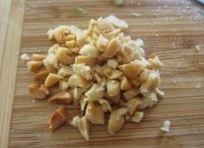 9、鸡丝麻酱辣拌面,黄瓜切丝，花生碾碎，加入鸡丝，葱花，浇入拌面酱。