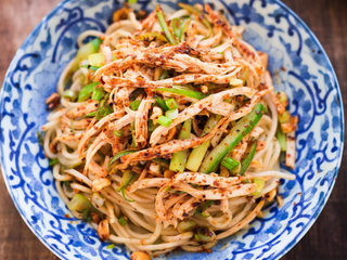 11、鸡丝麻酱辣拌面,拌入鸡丝面码。拌匀食用。