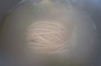 10、鸡丝麻酱辣拌面,碱水面抄水煮熟，捞起沥干。