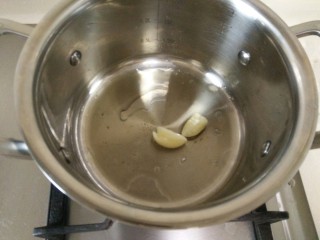 3、朋友，你知道怎么做定食吗?「干货」,奶锅里加入油(最好是黄油，更香，不过普通的油也可以啦)。大蒜拍一下，扔进去，爆出香味以后，捞出。(只是提个味)