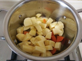 4、朋友，你知道怎么做定食吗?「干货」,把土豆、胡萝卜扔进去稍微翻炒一下，把香菇也扔进去。