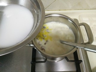 5、朋友，你知道怎么做定食吗?「干货」,加水没过食材滚开后，倒入奶油。汤滚后，用适量的玉米淀粉调水加入增加粘稠感。(玉米淀粉建议家中常备，用法非常广。做汤可以勾芡，挂糊上浆，炸东西可以裹炸衣，炒鸡蛋和鱼片里加入一些淀粉更嫩)