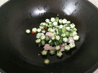 6、朋友，你知道怎么做定食吗?「干货」,秋葵，香肠切块。我放了一点点小米椒翻炒(可不放，或者喜欢辣的朋友用其他的辣代替。)这道菜非常简单，稍微翻炒一下。