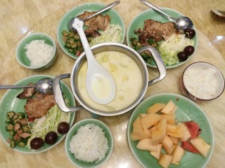 11、朋友，你知道怎么做定食吗?「干货」,三人分定食就做好啦。奶油炖菜一锅直接端上桌，自己动手分汤。