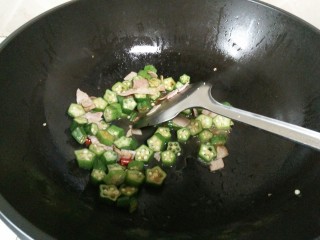 7、朋友，你知道怎么做定食吗?「干货」,加入适量盐和酱油，耗油，就可以出锅了。