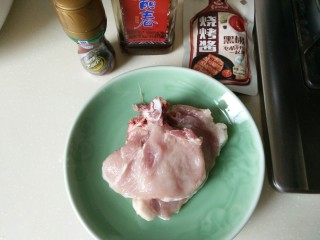 8、朋友，你知道怎么做定食吗?「干货」,猪排提前腌好。加入烧烤酱(家人吃的时候，说是牛排味。十几块三块的猪排身价瞬间提高。)倒入一点点酒，现磨黑胡椒。