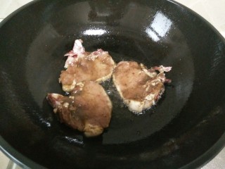 9、朋友，你知道怎么做定食吗?「干货」,锅中倒油，双面煎熟。小火慢慢煎。尽量让肉的两面都裹上烧烤酱。