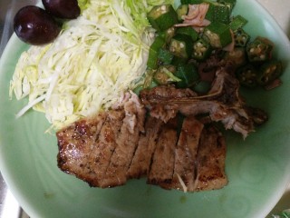 10、朋友，你知道怎么做定食吗?「干货」,猪排出锅切成条状，摆盘就好啦。再再上面撒一些黑胡椒颗粒，味道更浓郁哦。