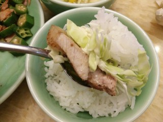 13、朋友，你知道怎么做定食吗?「干货」,一口里有猪排，卷心菜，热乎的白米饭，沙拉酱，一口下去，十分满足。