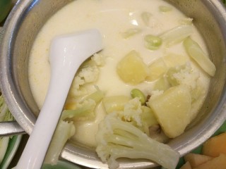 14、朋友，你知道怎么做定食吗?「干货」,奶油炖菜的美妙之处在于它可以机动地加入各种蔬菜，解决厨房多余的蔬菜堆积浪费问题。淡奶油的口感十分浓郁，带着奶香，裹着蔬菜的香甜，十分和谐的口感。