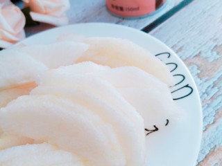 2、止咳雪梨汤,雪梨切片