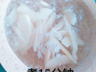 3、止咳雪梨汤,放锅里煮10分钟