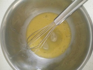 2、家庭自制油条,加入色拉油搅拌均匀。