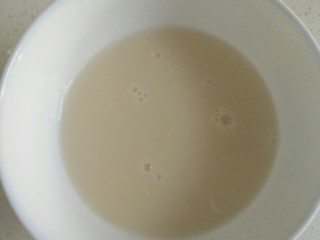 3、家庭自制油条,酵母用35℃左右的温水加少许糖化开。