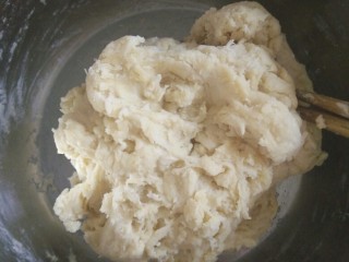 4、家庭自制油条,在油和蛋的混合液里加入面粉、泡打粉、盐,倒入酵母水搅拌,加适量温水搅到无干粉状。