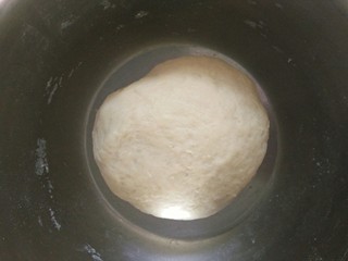 5、家庭自制油条,用手和成偏软的面团。