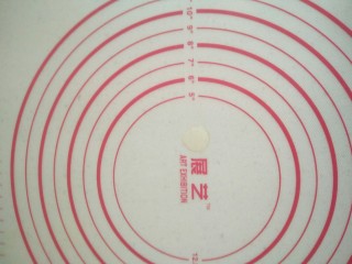 6、家庭自制油条,硅胶垫上抹少许油。