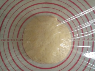 7、家庭自制油条,盖上保鲜膜发酵。