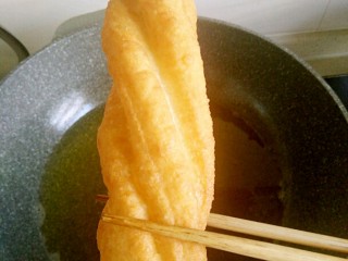 12、家庭自制油条,很快炸成金黄色就可以起锅了,继续做。