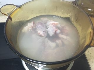 2、山药排骨汤,排骨先过热水焯去浮末，也可以水烧开去浮末；