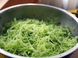 5、萝卜丝发面饼#王氏私房菜#,洗净后的萝卜擦成丝后加一勺盐搅拌均匀、放在一边剎水、咱们再做别的