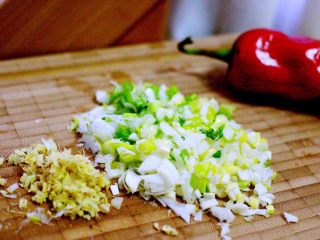 6、萝卜丝发面饼#王氏私房菜#,葱姜切成碎末、如图