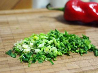 8、萝卜丝发面饼#王氏私房菜#,香菜切成碎末