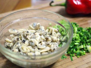 10、萝卜丝发面饼#王氏私房菜#,蛤蜊洗净后煮熟、把肉扒出来备用木有的这一步可以省略