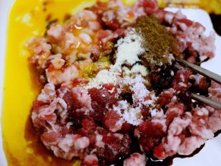 12、萝卜丝发面饼#王氏私房菜#,肉馅里加鸡蛋、胡椒粉、花椒粉、料酒、鸡精、生抽、老抽、顺一个方向搅拌上劲后、用泡海米的水再打入馅里、这一步很重要哟……