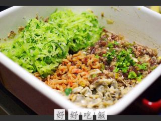 14、萝卜丝发面饼#王氏私房菜#,把萝卜腌制好以后、纳干水分、把海米、蛤肉、香菜末、加适量食用油和盐、芝麻油搅拌均匀……