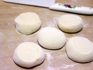 17、萝卜丝发面饼#王氏私房菜#,发好的面团排气揉成光滑的长条后、切成你喜欢的大小的剂子……