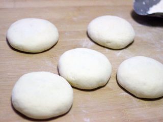 20、萝卜丝发面饼#王氏私房菜#,然后翻过来按扁、入图